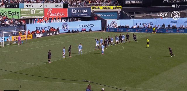 1774217735275022688.gif 梅西任意球.gif